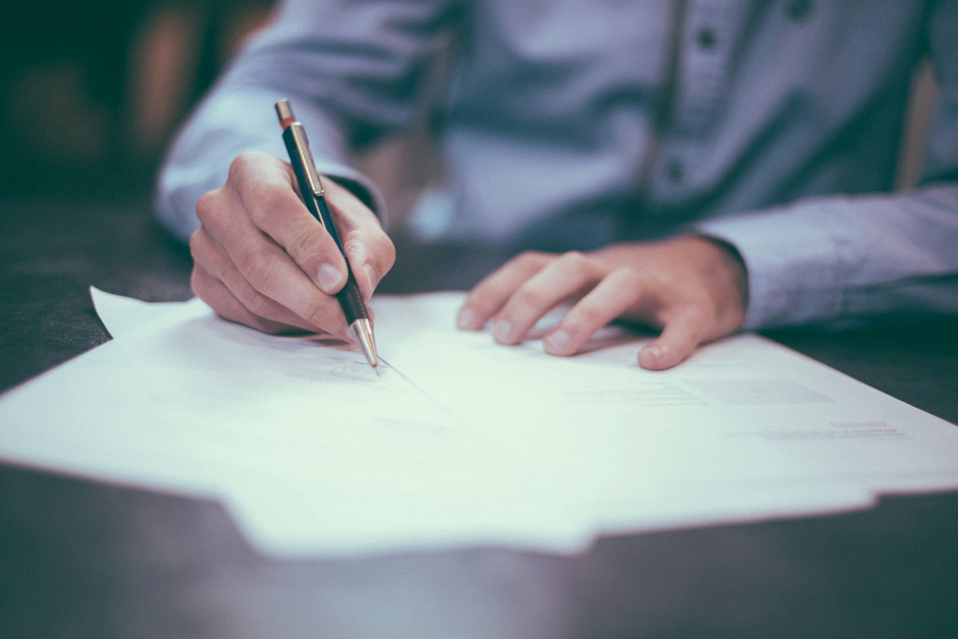 Firma de un contrato sobre un escritorio