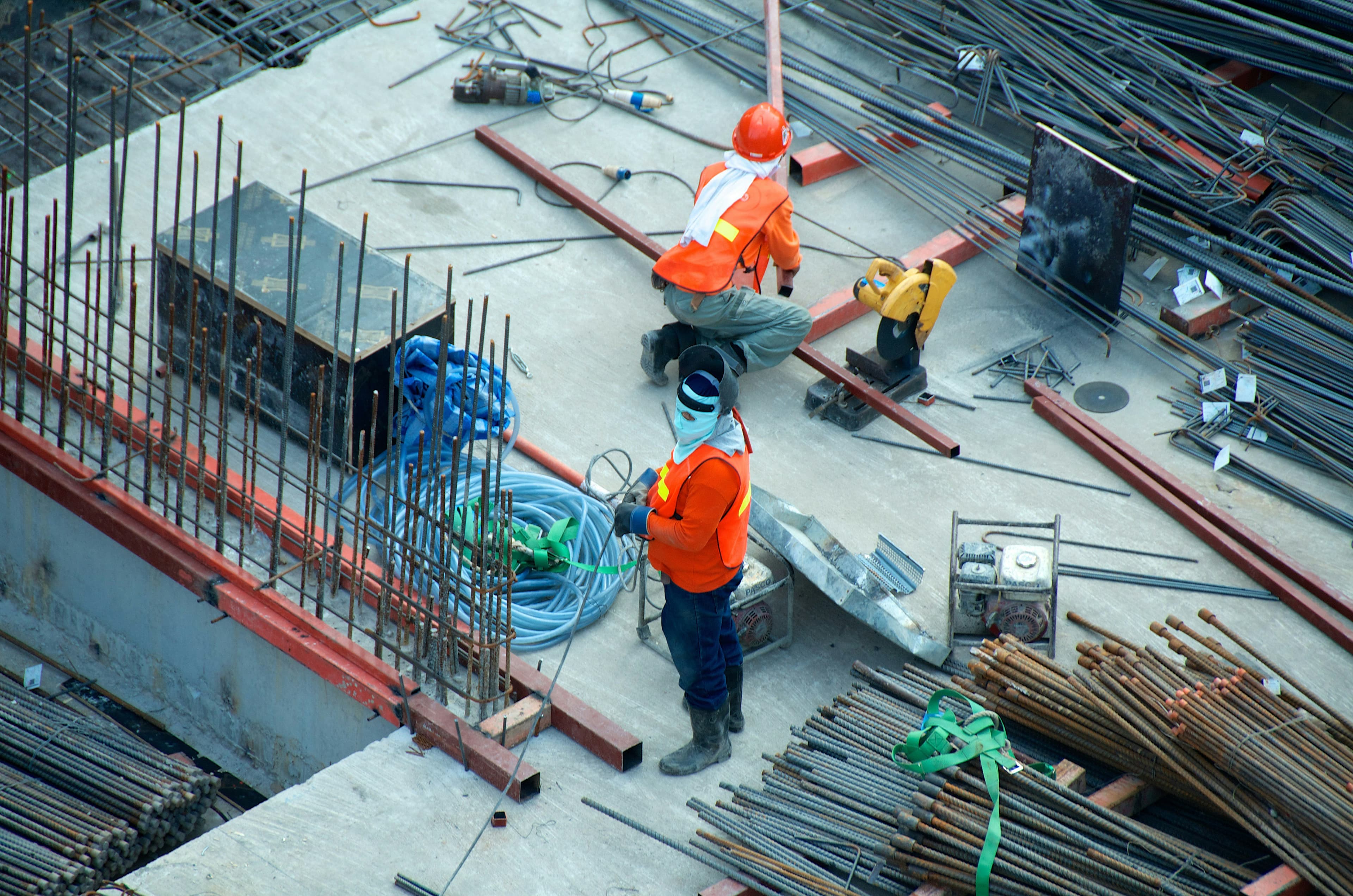 Trabajadores con casco en una obra