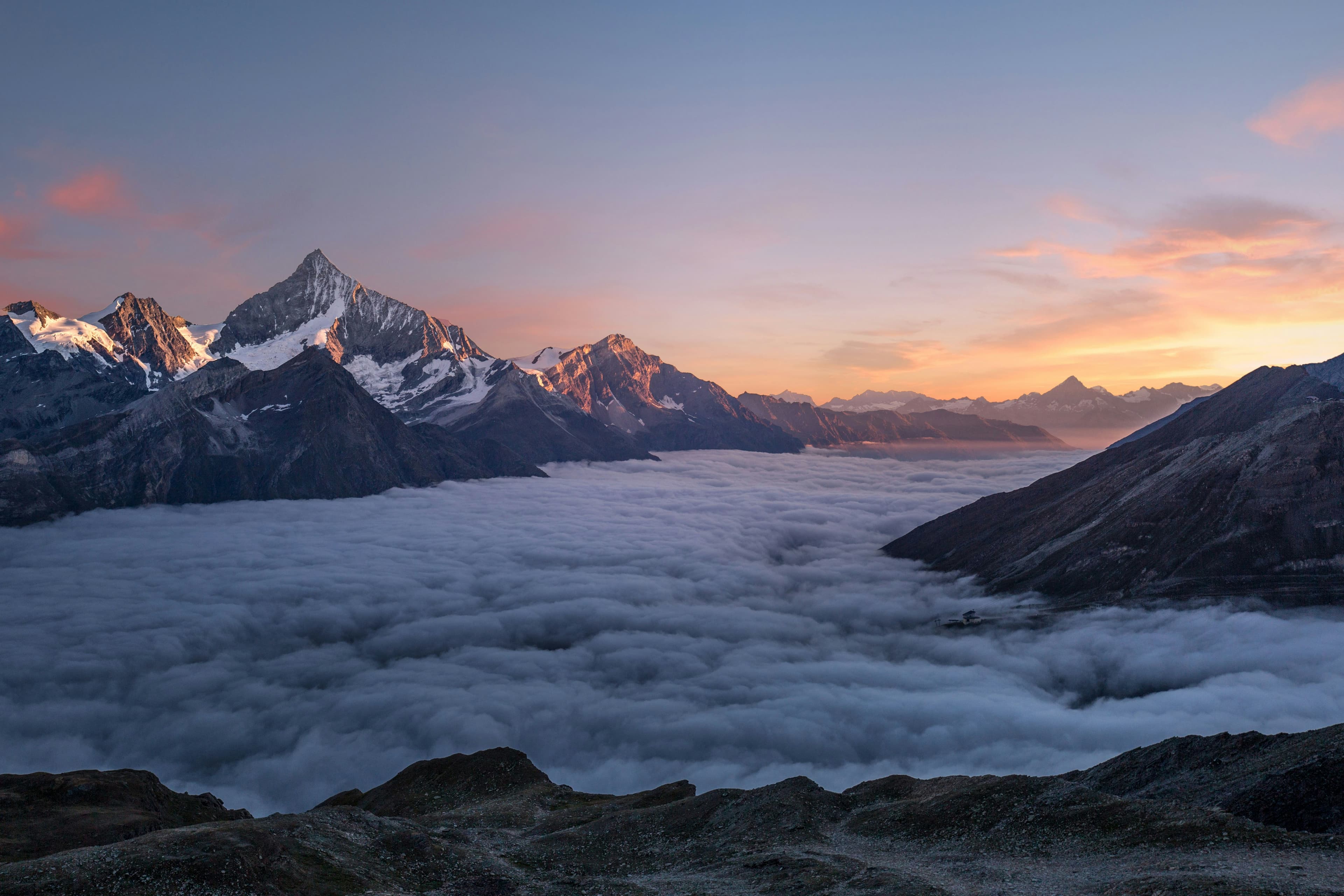 Cordón de montañas al amanecer