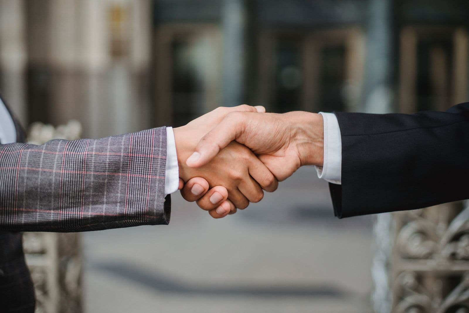 Asesor estrechando la mano de un cliente